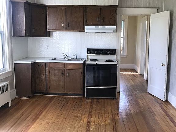 3rd image of 842 Summit Ave #1
