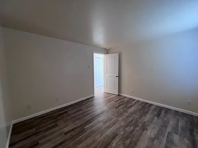 5684 Eagle Pkwy — Photo 12