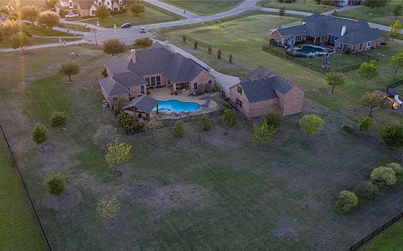 4th image of 1700 Briardale Dr
