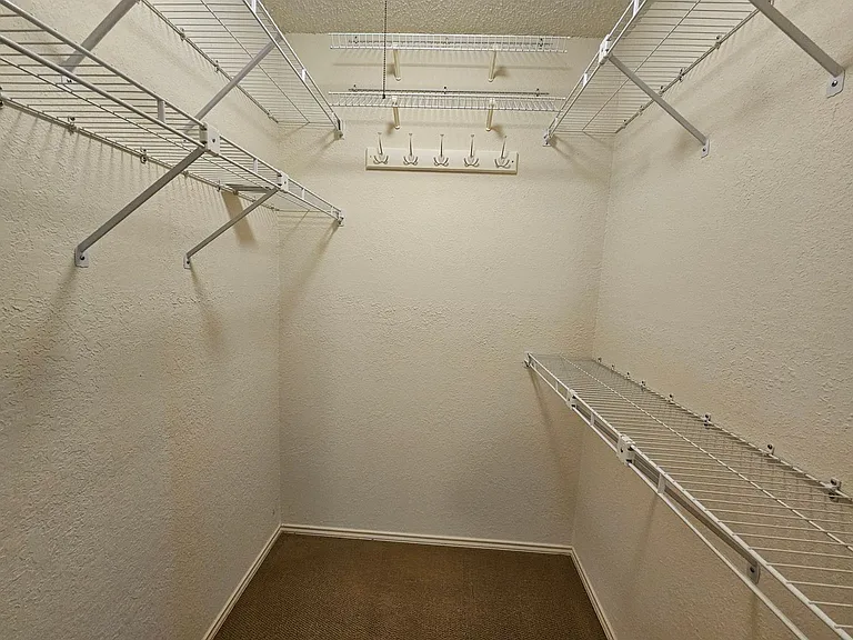 400 Hallmark Dr — Photo 29