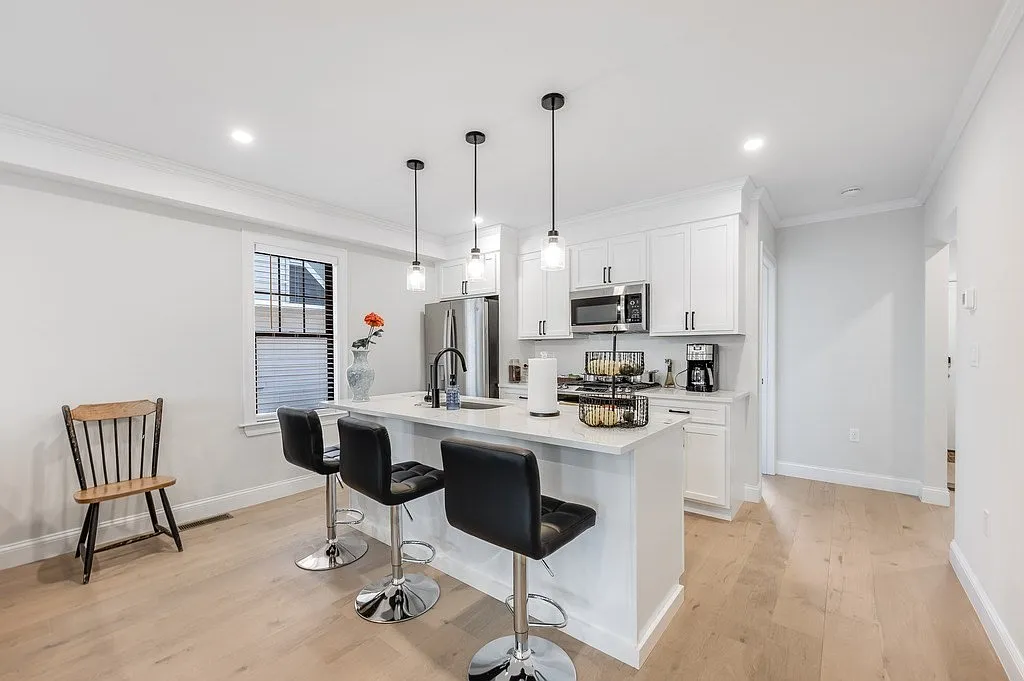 6 bed, 2100 sqft, $5,900 — Photo 4