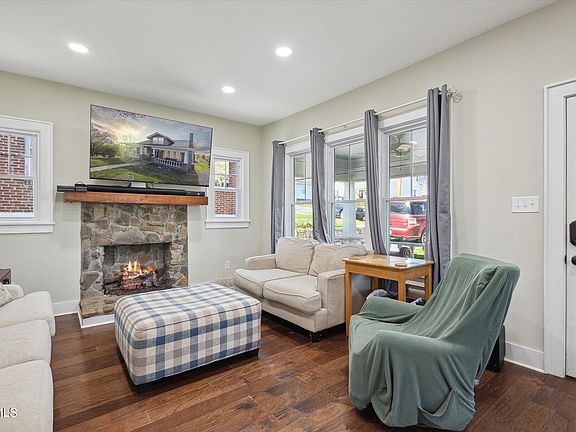 3rd image of 1106 Carolina Ave
