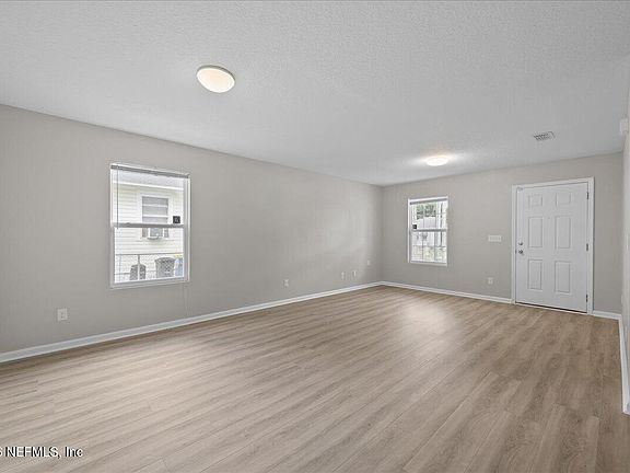 3rd image of 916 WAYNE Street