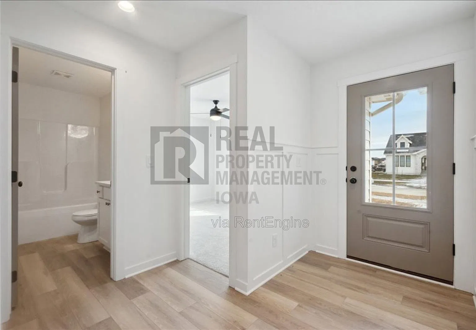 3 bed, 2.0 bath, 1449 sqft, $2,095 — Photo 2