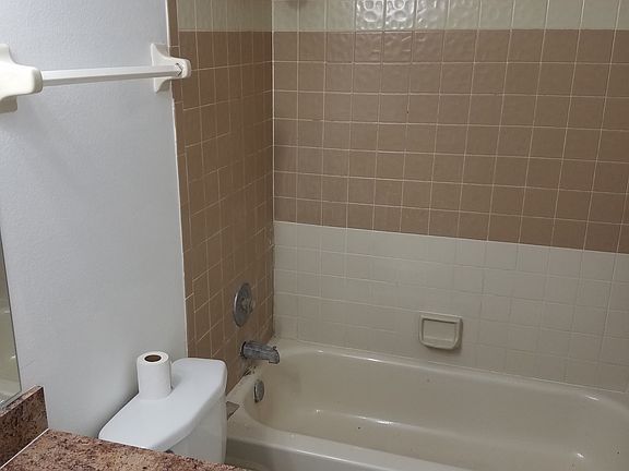 5th image of 402 N Hastings St #Duplex