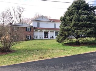 10601 Oak Pl, Fairfax, VA