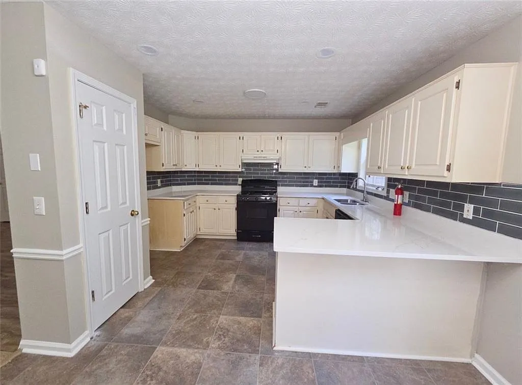 3 bed, 1404 sqft, $2,000 — Photo 3