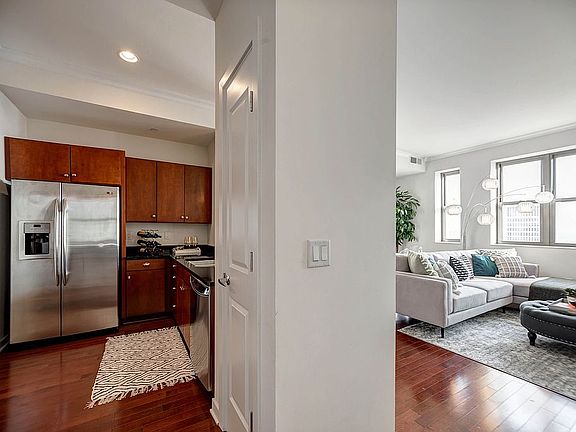 3rd image of 1135 Shelby St APT 2808