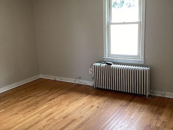 4th image of 325 Kenwood Ave APT 2R