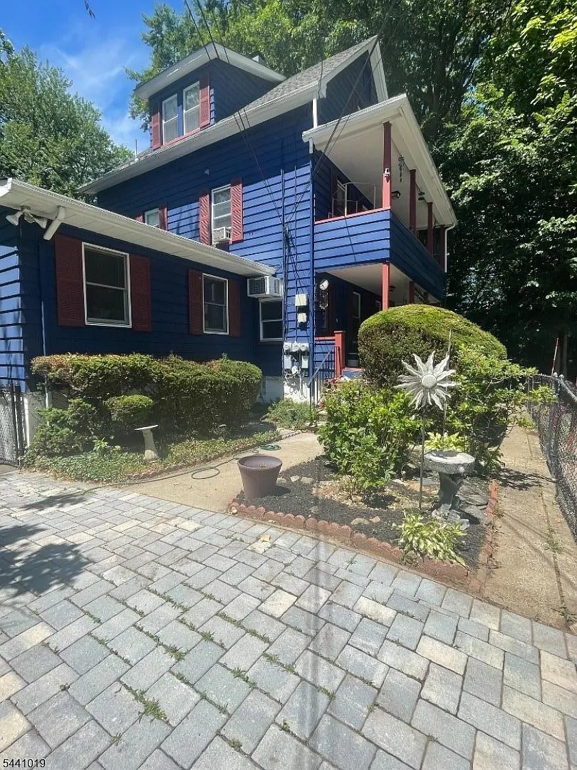3 bed, 1.0 bath, 1099 sqft, $2,800 — Photo 3