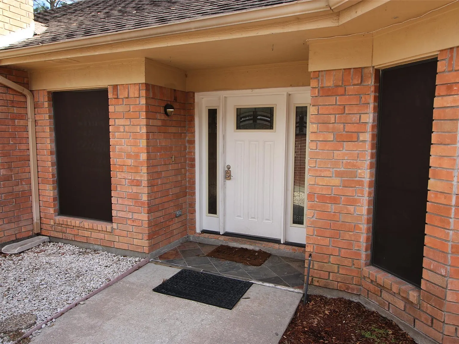 3 bed, 2.0 bath, 1843 sqft, $2,000 — Photo 3