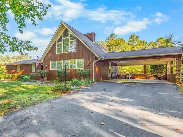 5901 La Sierra Dr, Pfafftown, NC 27040