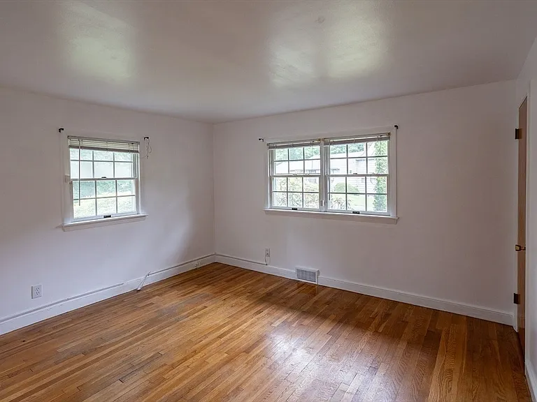 16 Westwood Rd — Photo 7