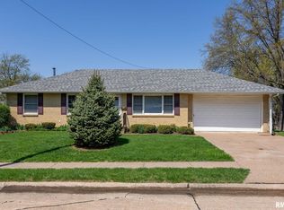 820 Park Ln, Davenport, IA 52806