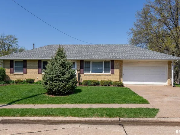 820 Park Ln, Davenport, IA 52806