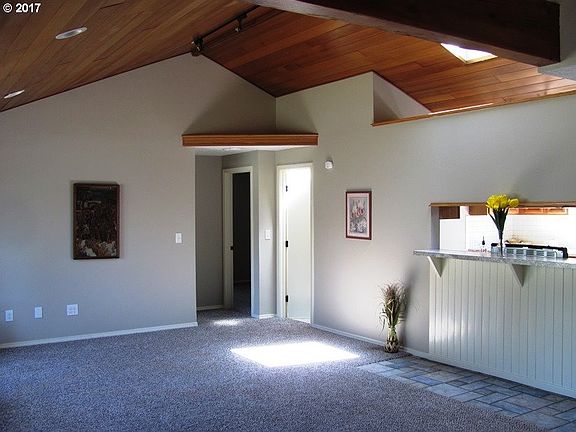 5th image of 305 SE 103rd Ave