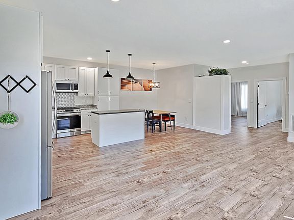 4th image of 403 Welbourne St