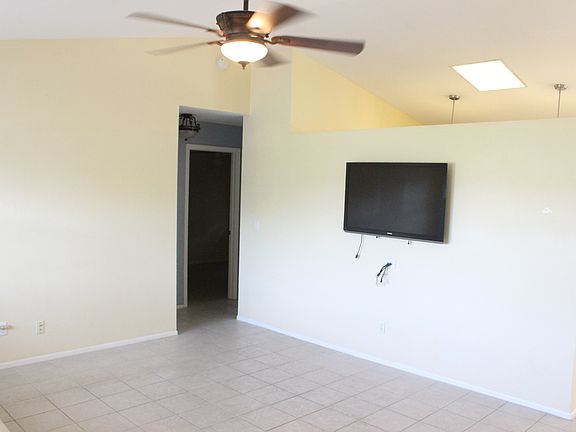 4th image of 907 SW 37th Ter