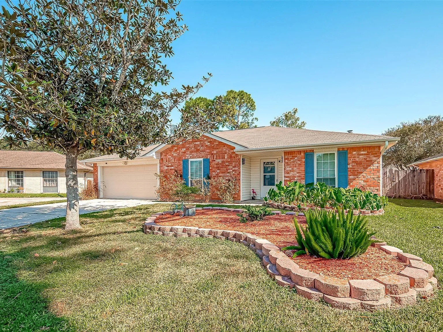 3 bed, 2.0 bath, 1938 sqft, $2,050 — Photo 1