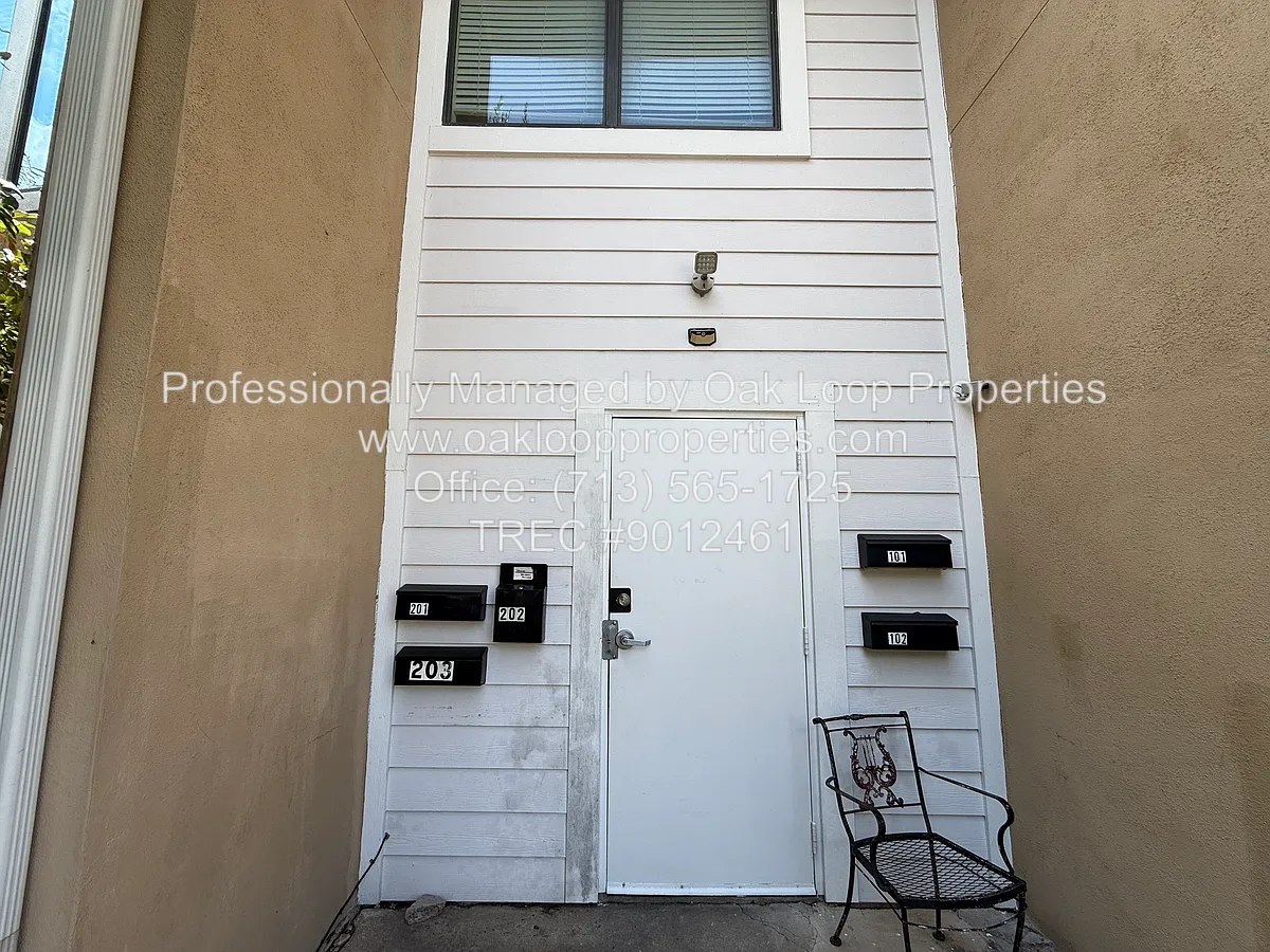 Building Photo - 2724 Crossview Dr #201