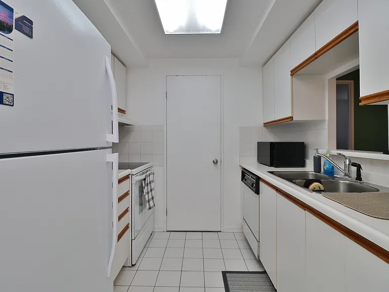 35 Holland Ave #302 — Photo 4