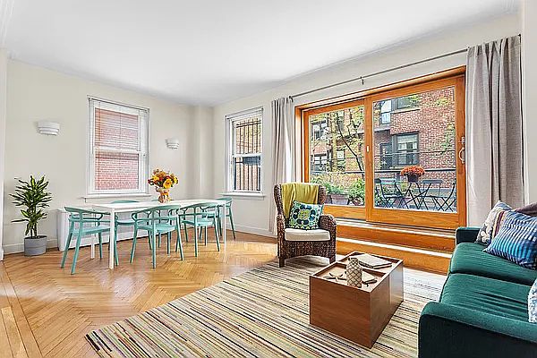 1st image of 39 Plaza St W