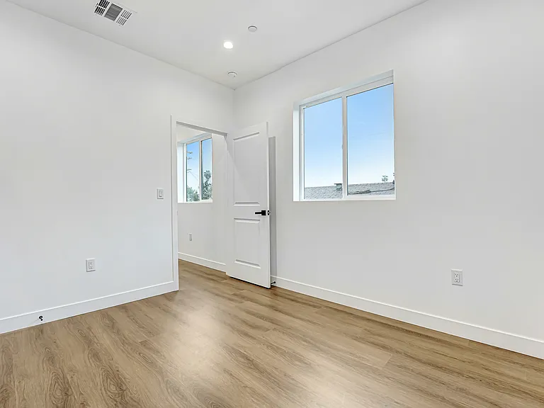 5346-5350 Oakland St — Photo 14