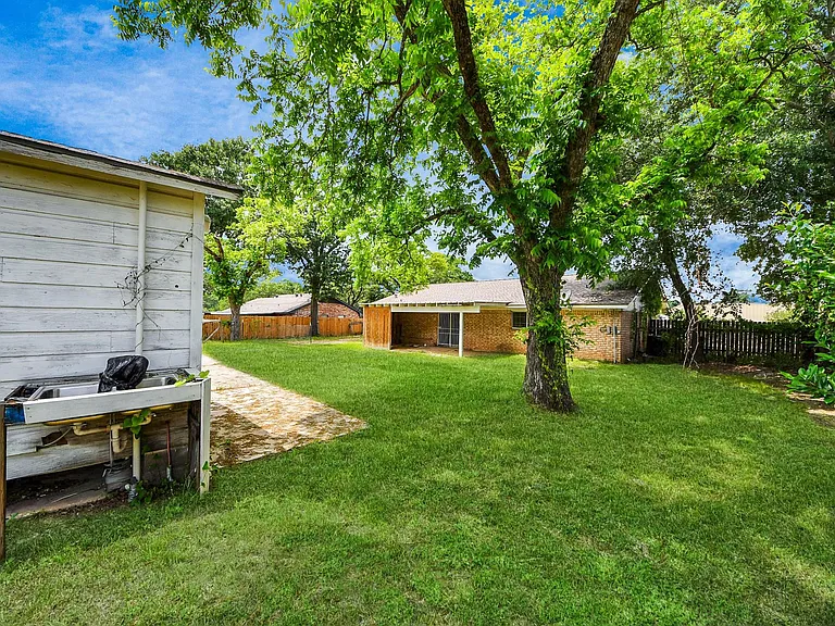 811 Hillcrest Dr — Photo 32