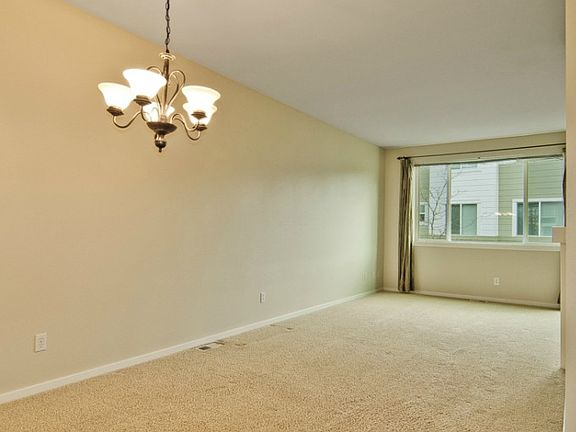 5th image of 10920 Slater Ave NE