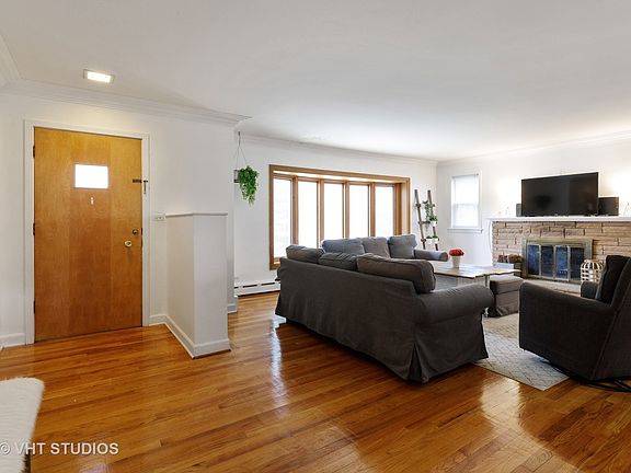 2nd image of 924 Harlem Ave #924