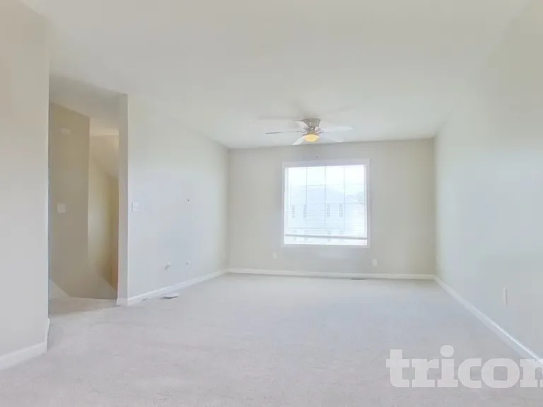 404 Remington Ct — Photo 2