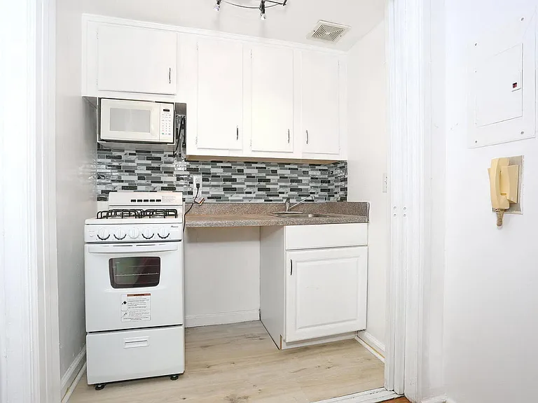 3021 Edwin Ave #5H — Photo 6