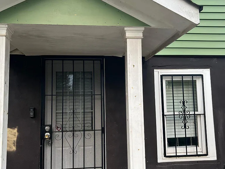 2166 Larchwood Rd SW — Photo 2