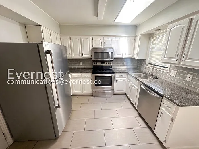 8109 NE 51st St — Photo 5