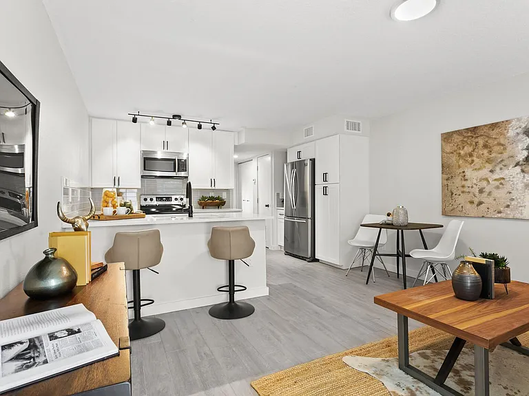 4904 W Lancaster St #8 — Photo 3