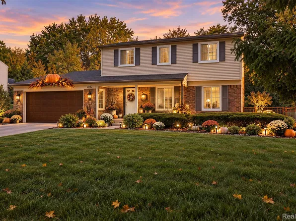 2032 Kristin Dr, Troy, MI 48084