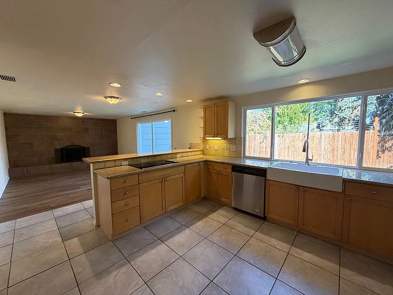 2735 Almaden St — Photo 6