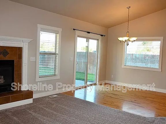 5th image of 902 N Park Vista Ave
