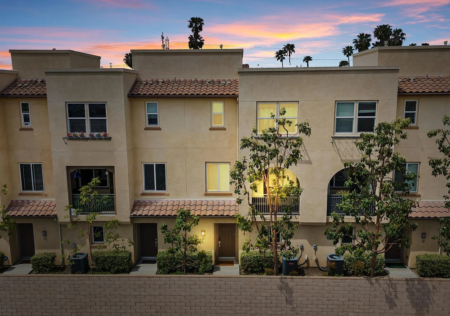 Beutiful Townhome For Lease in Anaheim! 3 Car Garage, 3 Bedrooms. — Photo 1