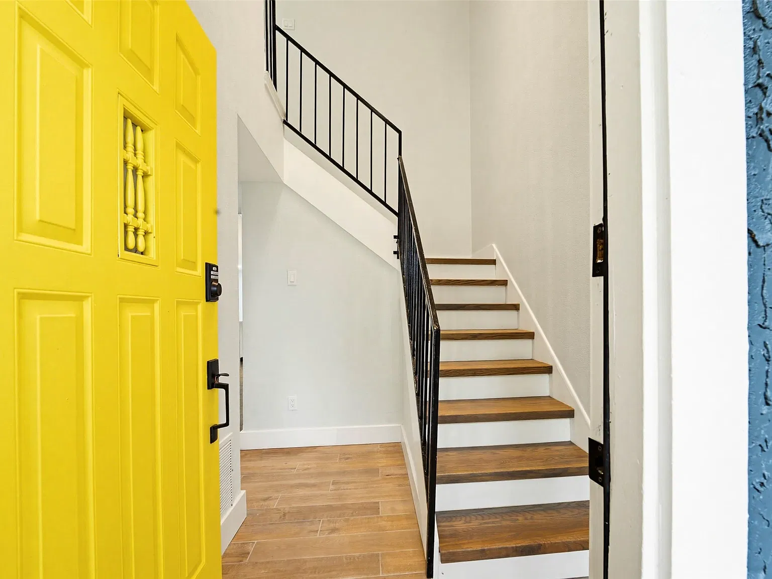 3 bed, 3.0 bath, 1489 sqft, $2,600 — Photo 2