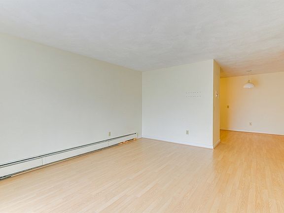 5th image of 205 Great Rd APT C6