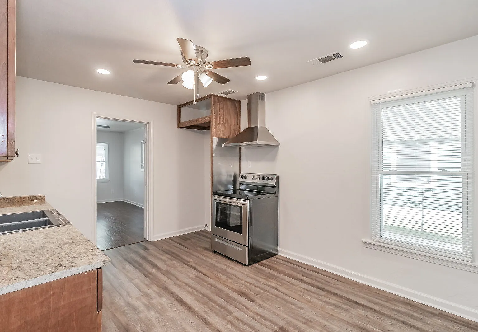 3 bed, 2.0 bath, 1052 sqft, $1,700 — Photo 4