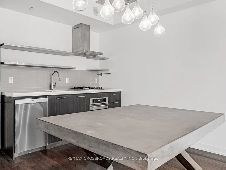 560 King St W #524 — Photo 8
