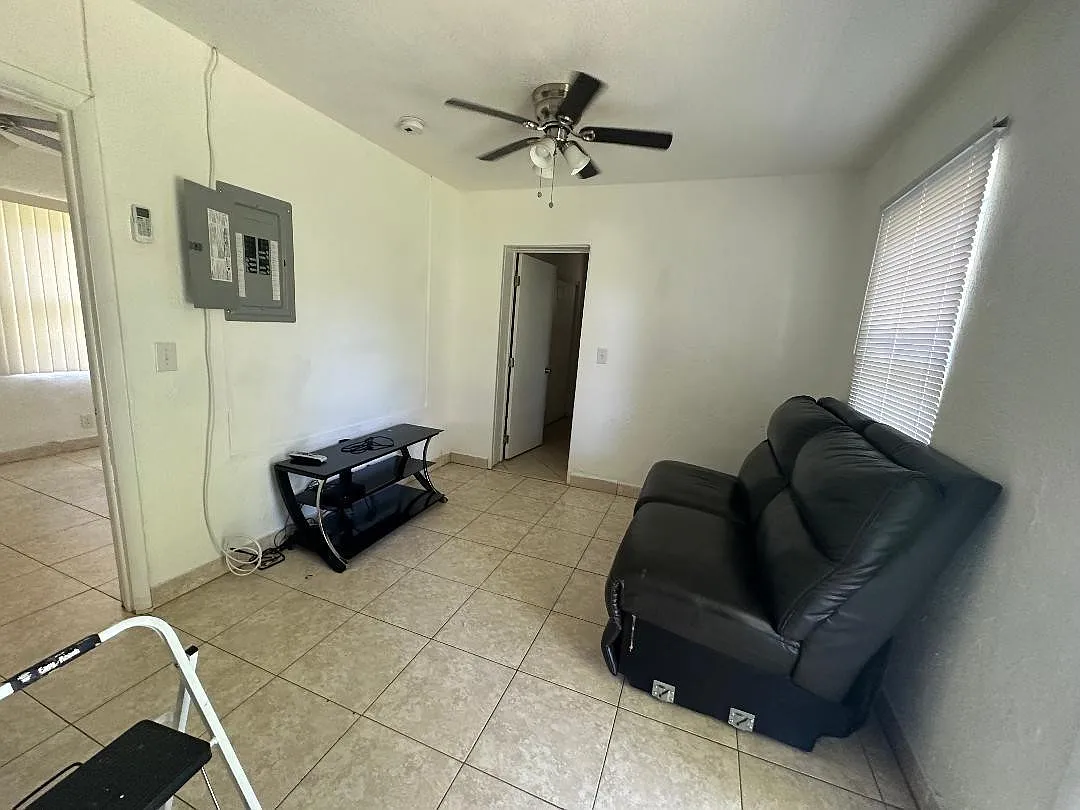 1 bed, 1.0 bath, 3824 sqft, $1,550 — Photo 3