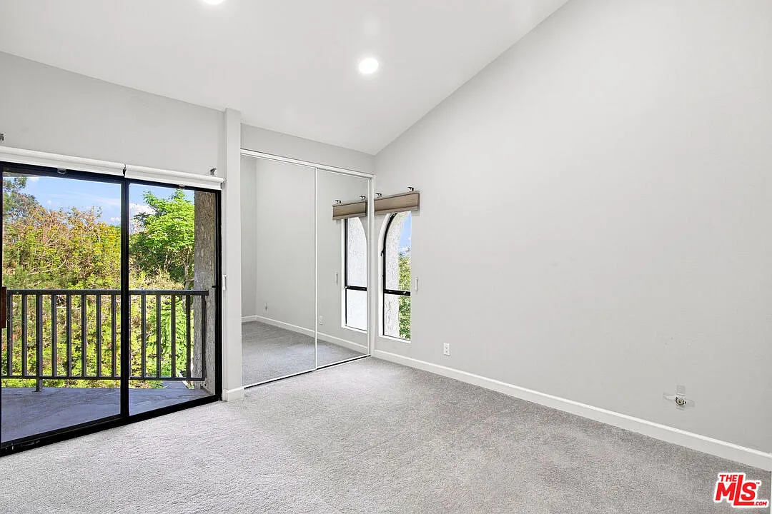 2 bed, 2.0 bath, 1080 sqft, $3,300 — Photo 4