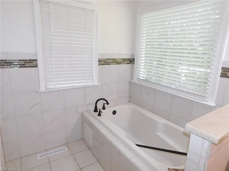 1129 Crystalwood Cir — Photo 11