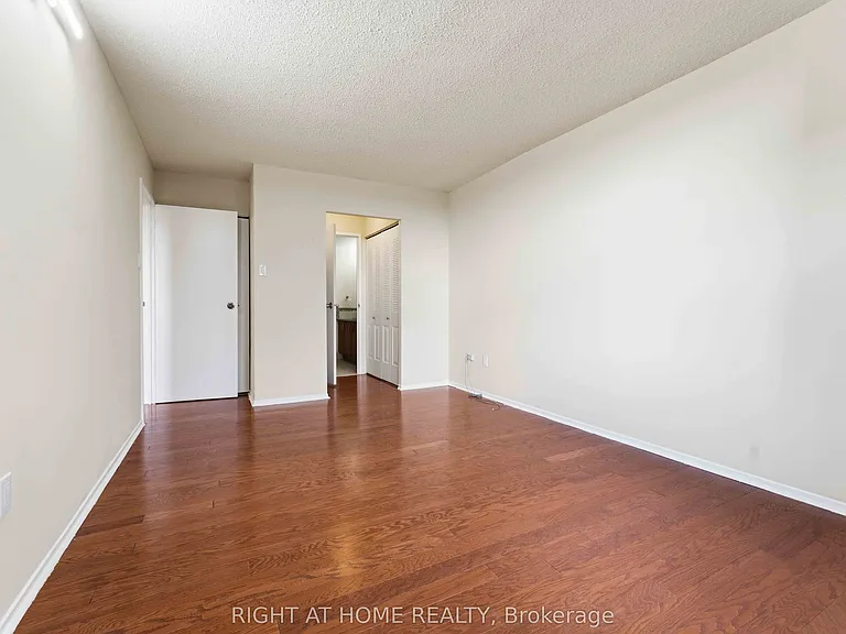 2759 Carousel Cres #911 — Photo 31