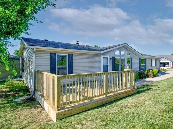 1002 NE White Oaks Ln, Oak Grove, MO 64075