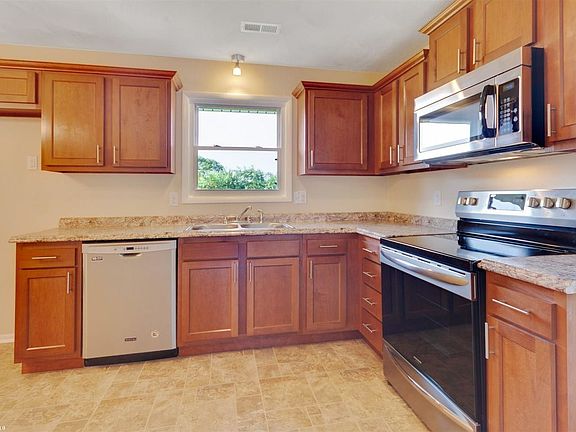 5th image of 385 White Pine Dr