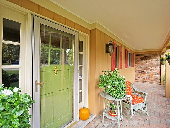 3rd image of 5667 Mapleridge Dr